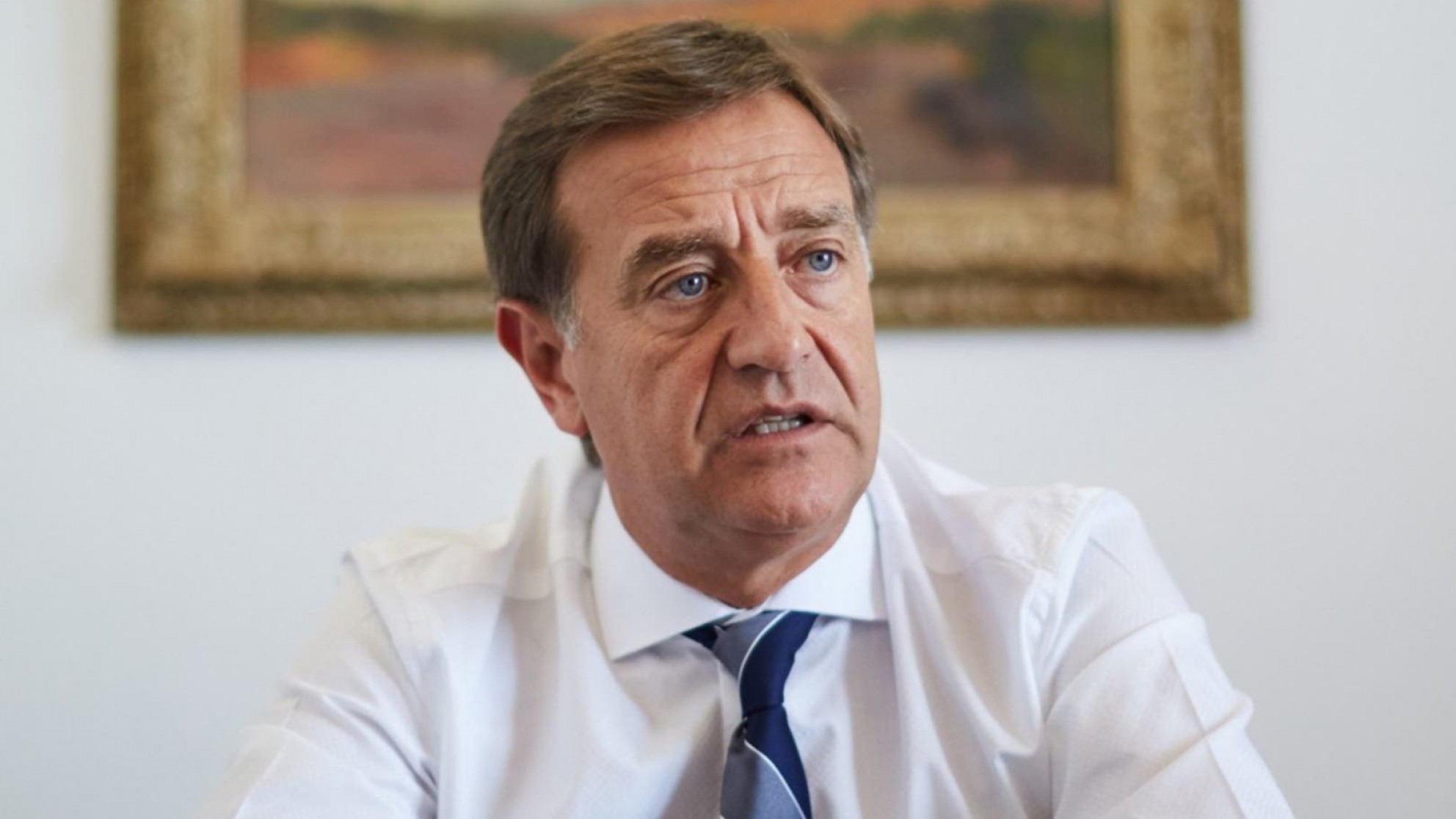Suarez firmó el decreto que establece los topes al impuesto automotor e inmobiliario